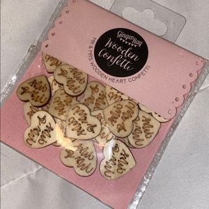 Mr and Mrs wooden heart confetti 💘